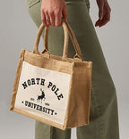 Weihnachtsgeschenk-Tasche aus Jute von der Nordpol-Universität, eine süße und nachhaltige Geschenkverpackung.