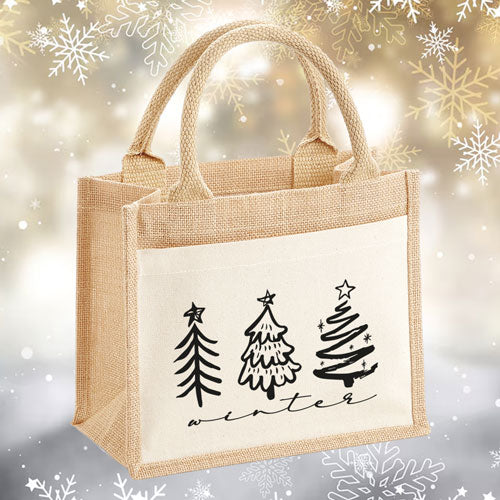 kleine Jutetasche mit festlichen Weihnachtsbäumen, ideal für Geschenke zu Weihnachten.