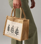 Süße Jutetasche mit Weihnachtsbaum-Design, toll als Geschenkverpackung für die Weihnachtszeit.