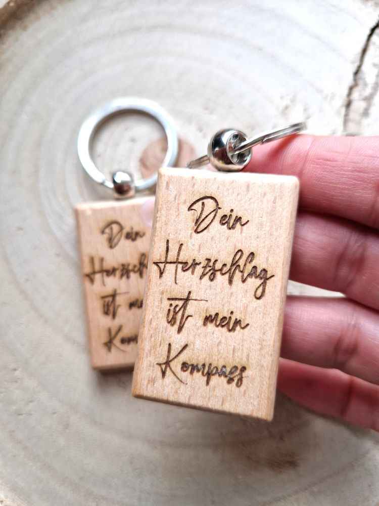 Holz Schlüsselanhänger mit Gravur – „Dein Herzschlag ist mein Kompass“ | Geschenkidee für Partner, Freunde & Familie