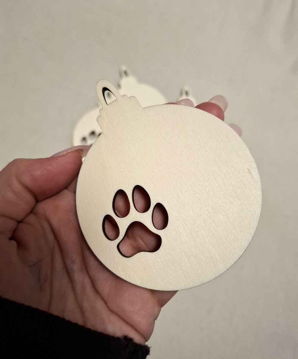 Weihnachtskugel aus Holz mit Pfotenabdruck – Laser­geschnittenes Sperrholz-Ornament zum Bemalen (7,5 x 9,5 cm)