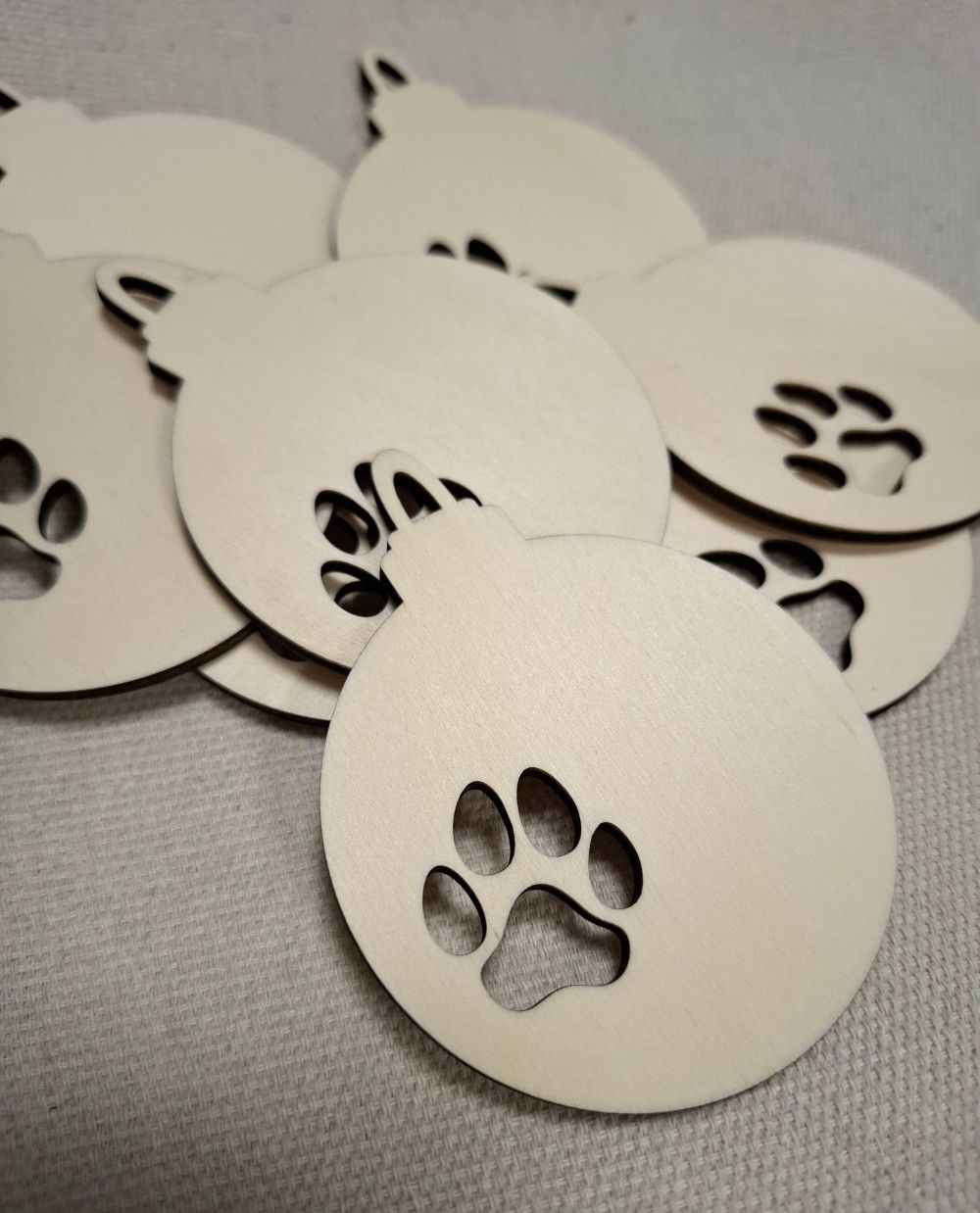 Weihnachtskugel aus Holz mit Pfotenabdruck – Laser­geschnittenes Sperrholz-Ornament zum Bemalen (7,5 x 9,5 cm)