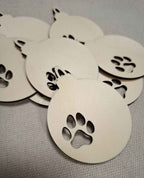 Weihnachtskugel aus Holz mit Pfotenabdruck – Laser­geschnittenes Sperrholz-Ornament zum Bemalen (7,5 x 9,5 cm)