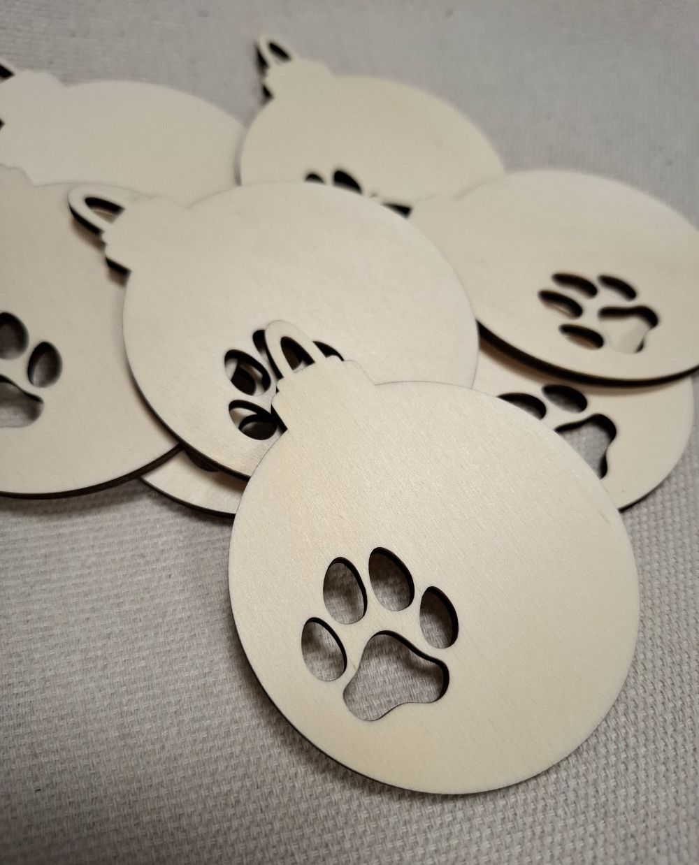 Weihnachtskugel aus Holz mit Pfotenabdruck – Laser­geschnittenes Sperrholz-Ornament zum Bemalen (7,5 x 9,5 cm)