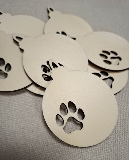 Weihnachtskugel aus Holz mit Pfotenabdruck – Laser­geschnittenes Sperrholz-Ornament zum Bemalen (7,5 x 9,5 cm)