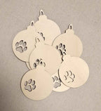 Weihnachtskugel aus Holz mit Pfotenabdruck – Laser­geschnittenes Sperrholz-Ornament zum Bemalen (7,5 x 9,5 cm)