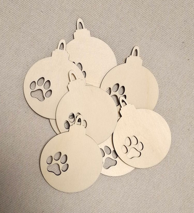 Weihnachtskugel aus Holz mit Pfotenabdruck – Laser­geschnittenes Sperrholz-Ornament zum Bemalen (7,5 x 9,5 cm)