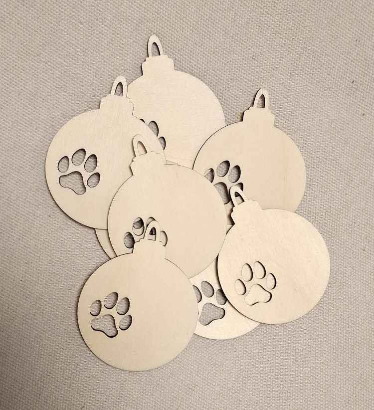 Weihnachtskugel aus Holz mit Pfotenabdruck – Laser­geschnittenes Sperrholz-Ornament zum Bemalen (7,5 x 9,5 cm)