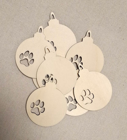 Weihnachtskugel aus Holz mit Pfotenabdruck – Laser­geschnittenes Sperrholz-Ornament zum Bemalen (7,5 x 9,5 cm)