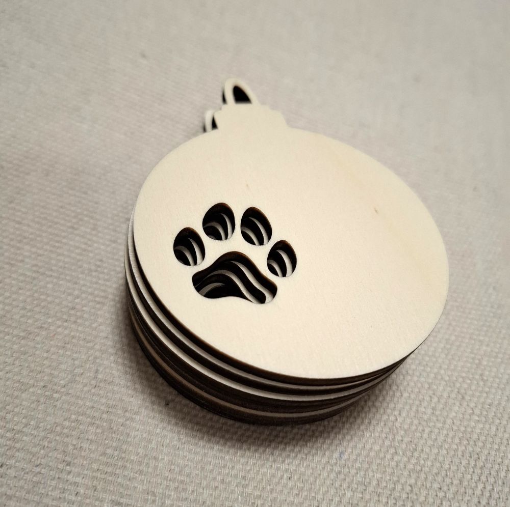 Weihnachtskugel aus Holz mit Pfotenabdruck – Laser­geschnittenes Sperrholz-Ornament zum Bemalen (7,5 x 9,5 cm)