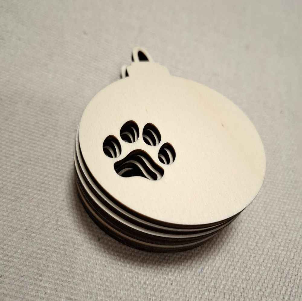 Weihnachtskugel aus Holz mit Pfotenabdruck – Laser­geschnittenes Sperrholz-Ornament zum Bemalen (7,5 x 9,5 cm)