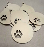 Weihnachtskugel aus Holz mit Pfotenabdruck – Laser­geschnittenes Sperrholz-Ornament zum Bemalen (7,5 x 9,5 cm)