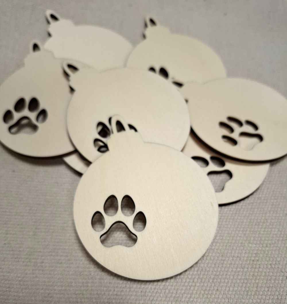 Weihnachtskugel aus Holz mit Pfotenabdruck – Laser­geschnittenes Sperrholz-Ornament zum Bemalen (7,5 x 9,5 cm)