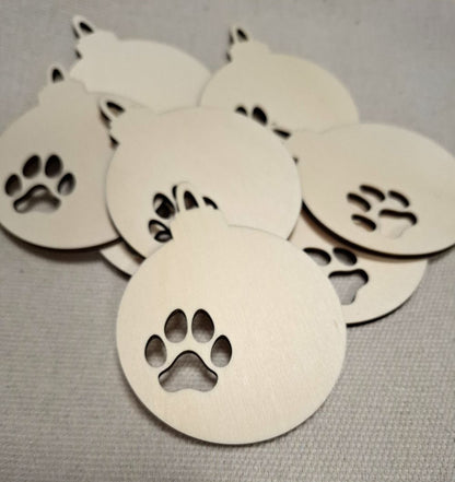 Weihnachtskugel aus Holz mit Pfotenabdruck – Laser­geschnittenes Sperrholz-Ornament zum Bemalen (7,5 x 9,5 cm)