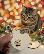 Weihnachtskugel aus Holz mit Katzenpfoten-Abdruck – Lasergeschnittenes Sperrholz-Ornament zum Bemalen (7,5 x 9,5 cm)