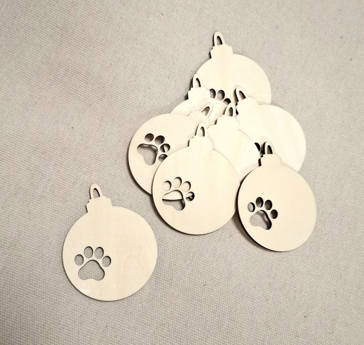 Weihnachtskugel aus Holz mit Katzenpfoten-Abdruck – Lasergeschnittenes Sperrholz-Ornament zum Bemalen (7,5 x 9,5 cm)