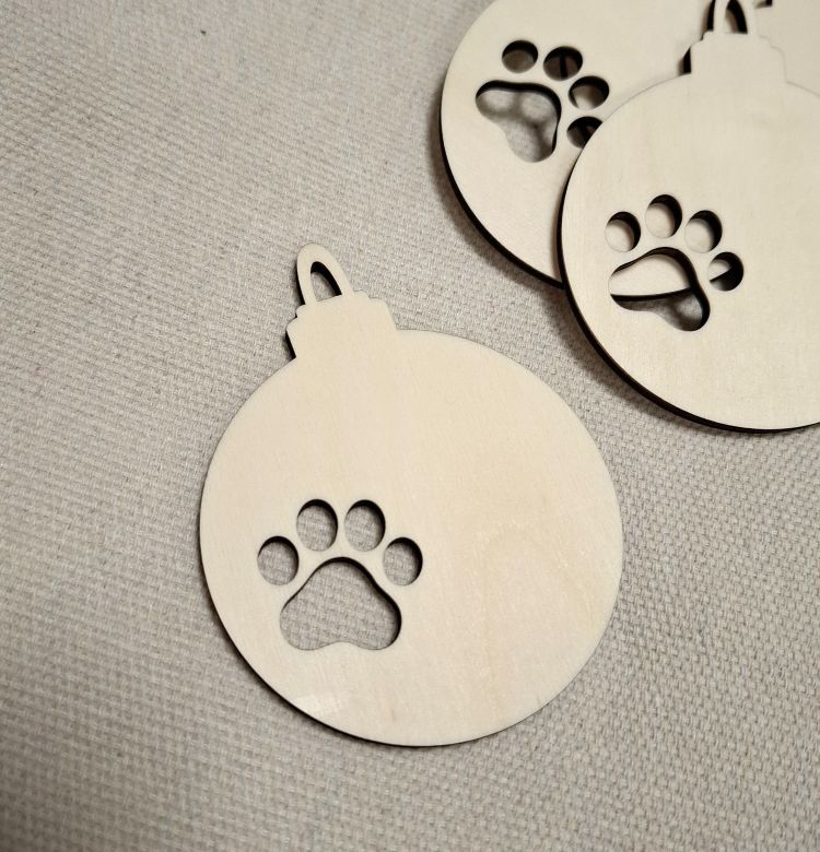 Weihnachtskugel aus Holz mit Katzenpfoten-Abdruck – Lasergeschnittenes Sperrholz-Ornament zum Bemalen (7,5 x 9,5 cm)