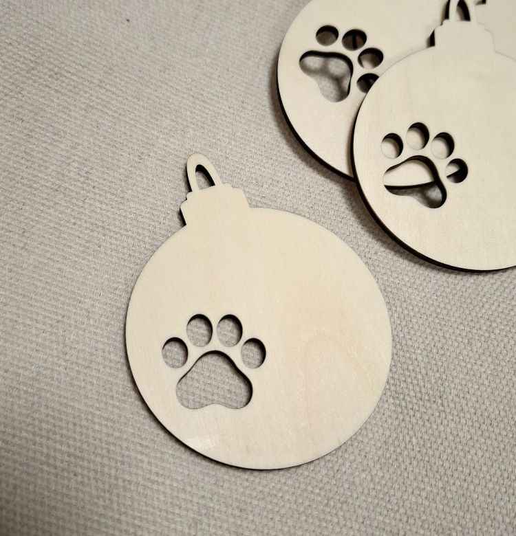 Weihnachtskugel aus Holz mit Katzenpfoten-Abdruck – Lasergeschnittenes Sperrholz-Ornament zum Bemalen (7,5 x 9,5 cm)