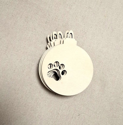 Weihnachtskugel aus Holz mit Katzenpfoten-Abdruck – Lasergeschnittenes Sperrholz-Ornament zum Bemalen (7,5 x 9,5 cm)