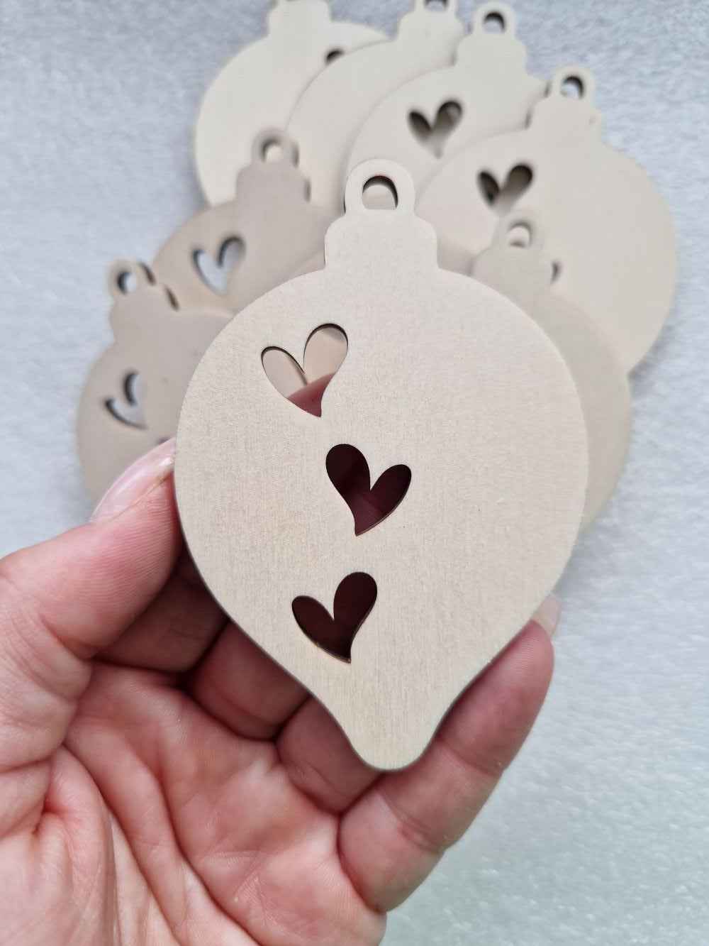 Holzanhänger Kugel mit Herz 6x9 cm – Lasergeschnittenes Sperrholz für Basteln & Deko