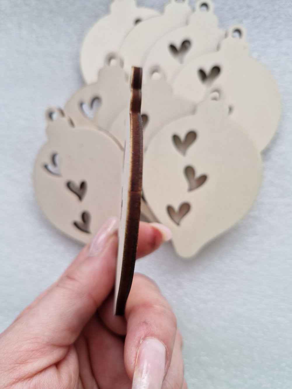 Holzanhänger Kugel mit Herz 6x9 cm – Lasergeschnittenes Sperrholz für Basteln & Deko