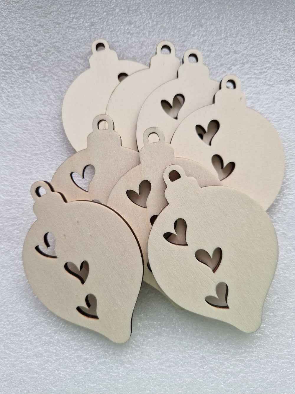 Holzanhänger Kugel mit Herz 6x9 cm – Lasergeschnittenes Sperrholz für Basteln & Deko