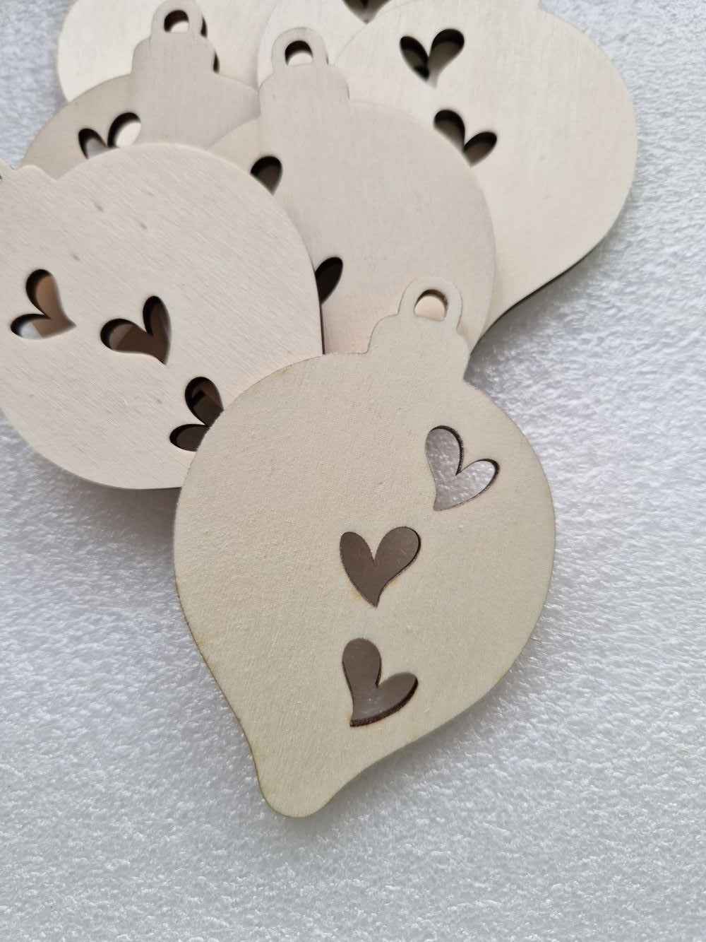 Holzanhänger Kugel mit Herz 6x9 cm – Lasergeschnittenes Sperrholz für Basteln & Deko