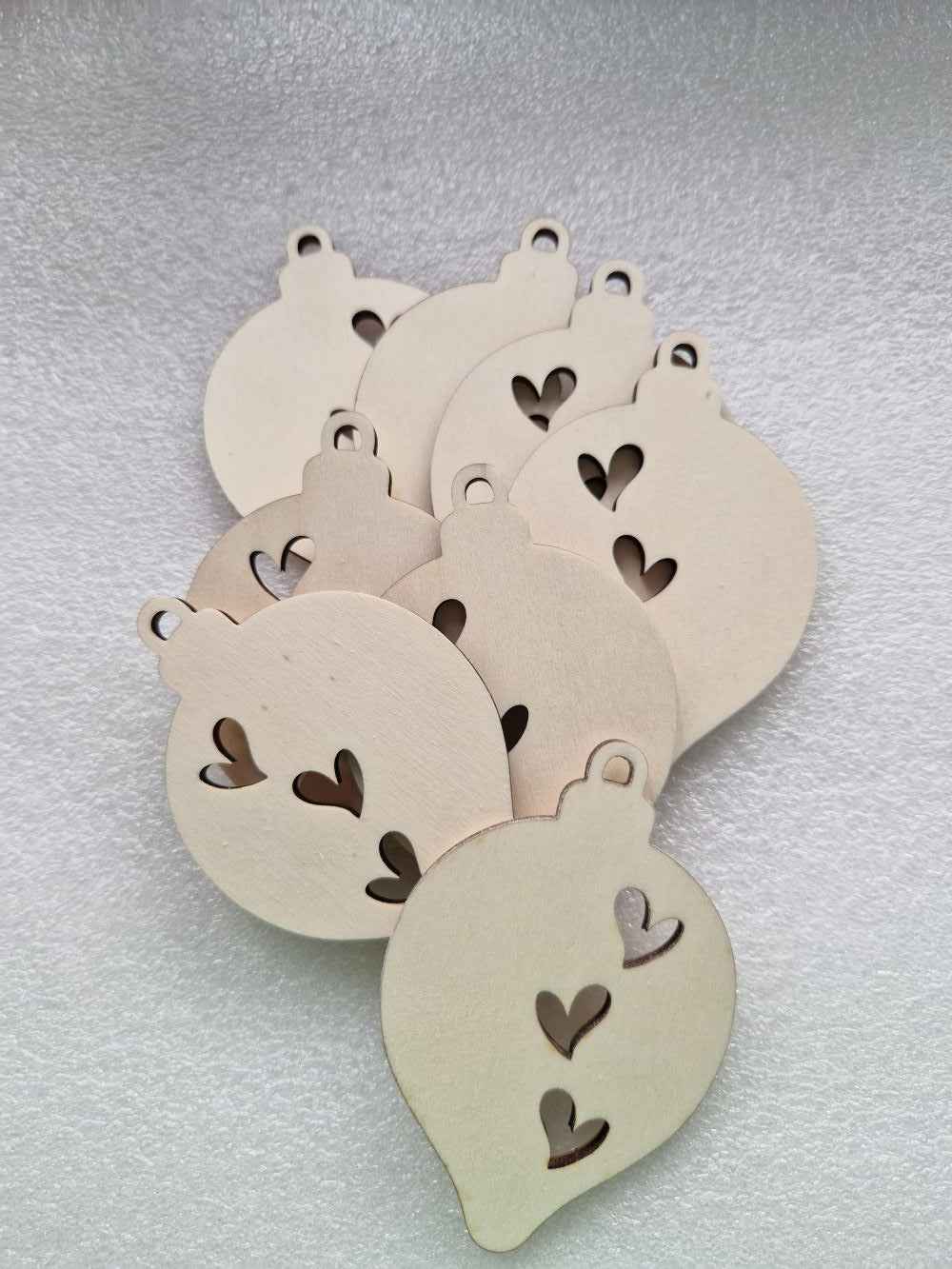 Holzanhänger Kugel mit Herz 6x9 cm – Lasergeschnittenes Sperrholz für Basteln & Deko
