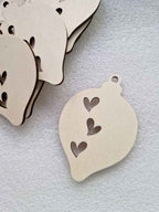 Holzanhänger Kugel mit Herz 6x9 cm – Lasergeschnittenes Sperrholz für Basteln & Deko