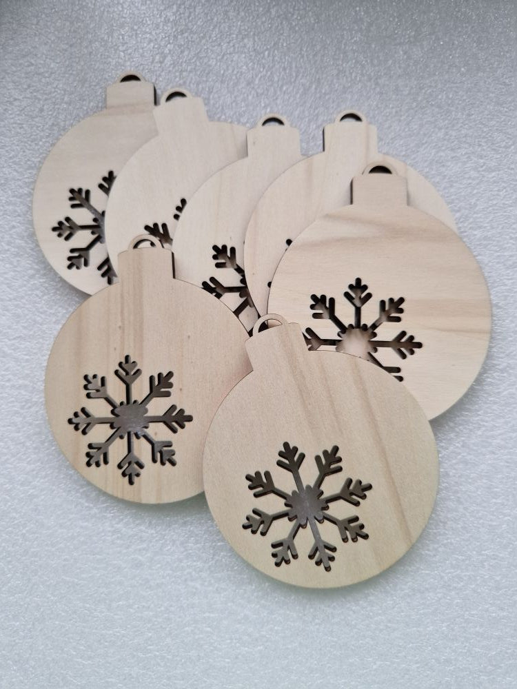 Holzanhänger „Kugel mit Schneeflocke“ – 6x9 cm, lasergeschnitten, Sperrholz