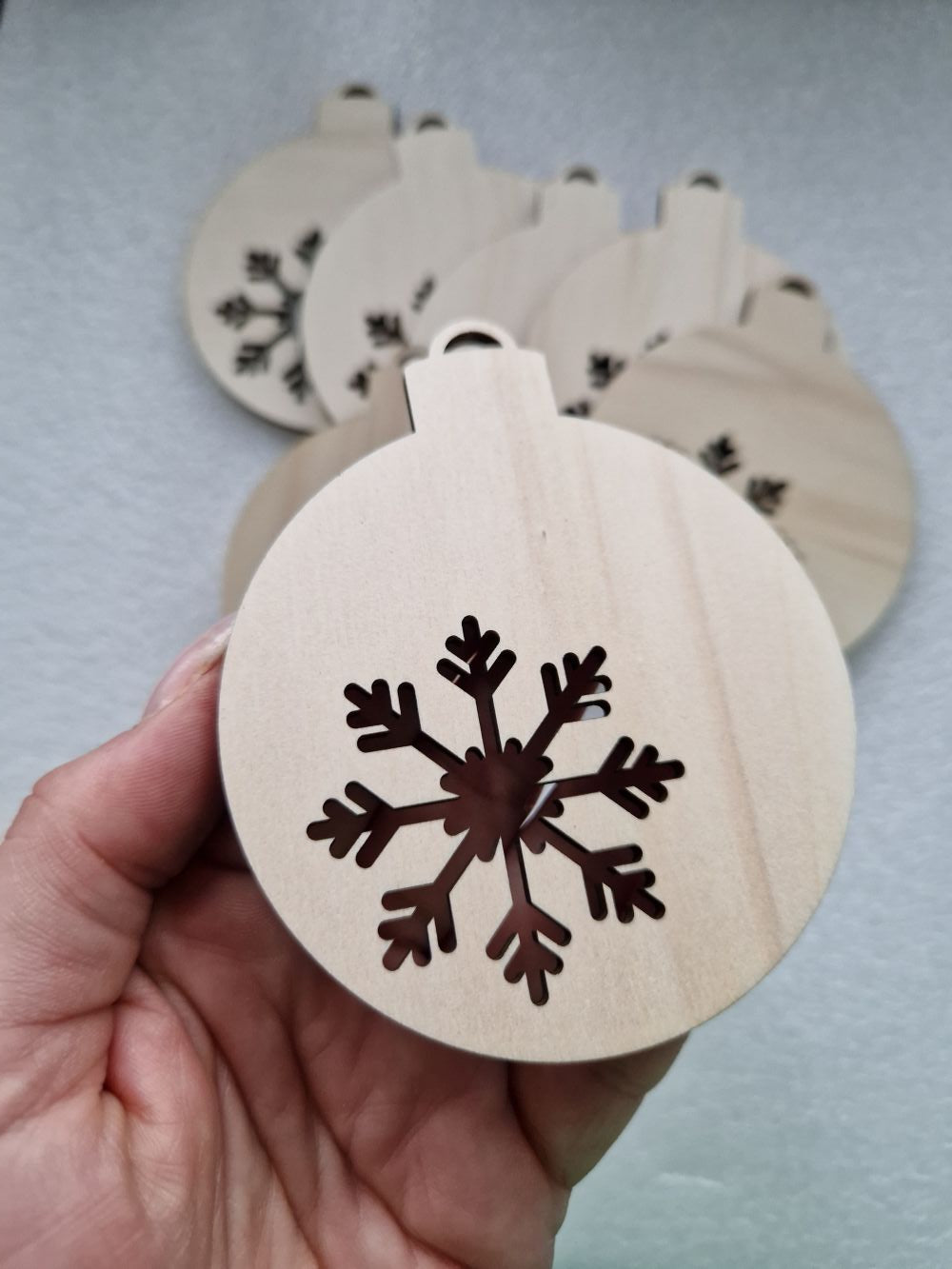 Holzanhänger „Kugel mit Schneeflocke“ – 6x9 cm, lasergeschnitten, Sperrholz