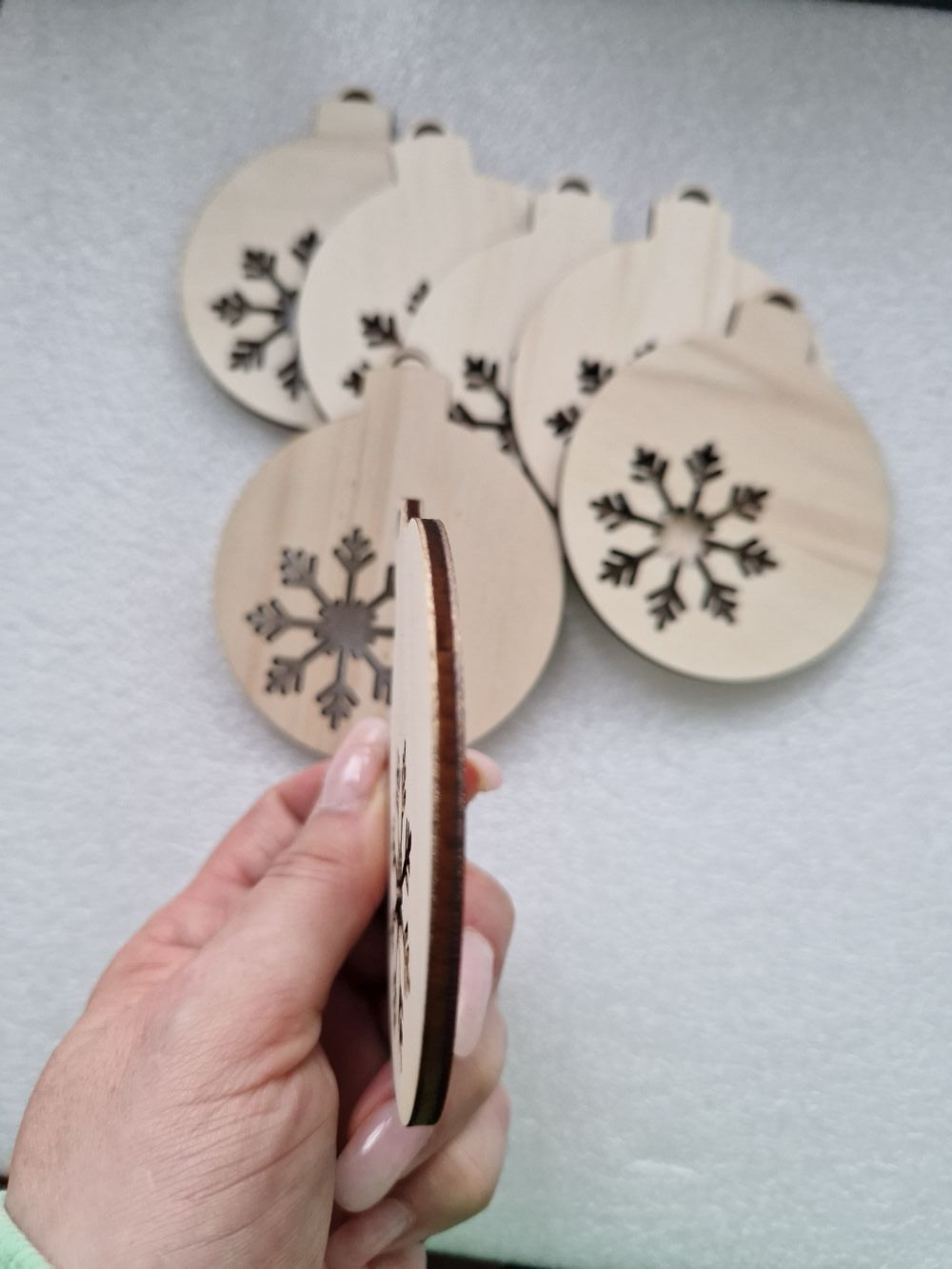 Holzanhänger „Kugel mit Schneeflocke“ – 6x9 cm, lasergeschnitten, Sperrholz