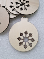 Holzanhänger „Kugel mit Schneeflocke“ – 6x9 cm, lasergeschnitten, Sperrholz