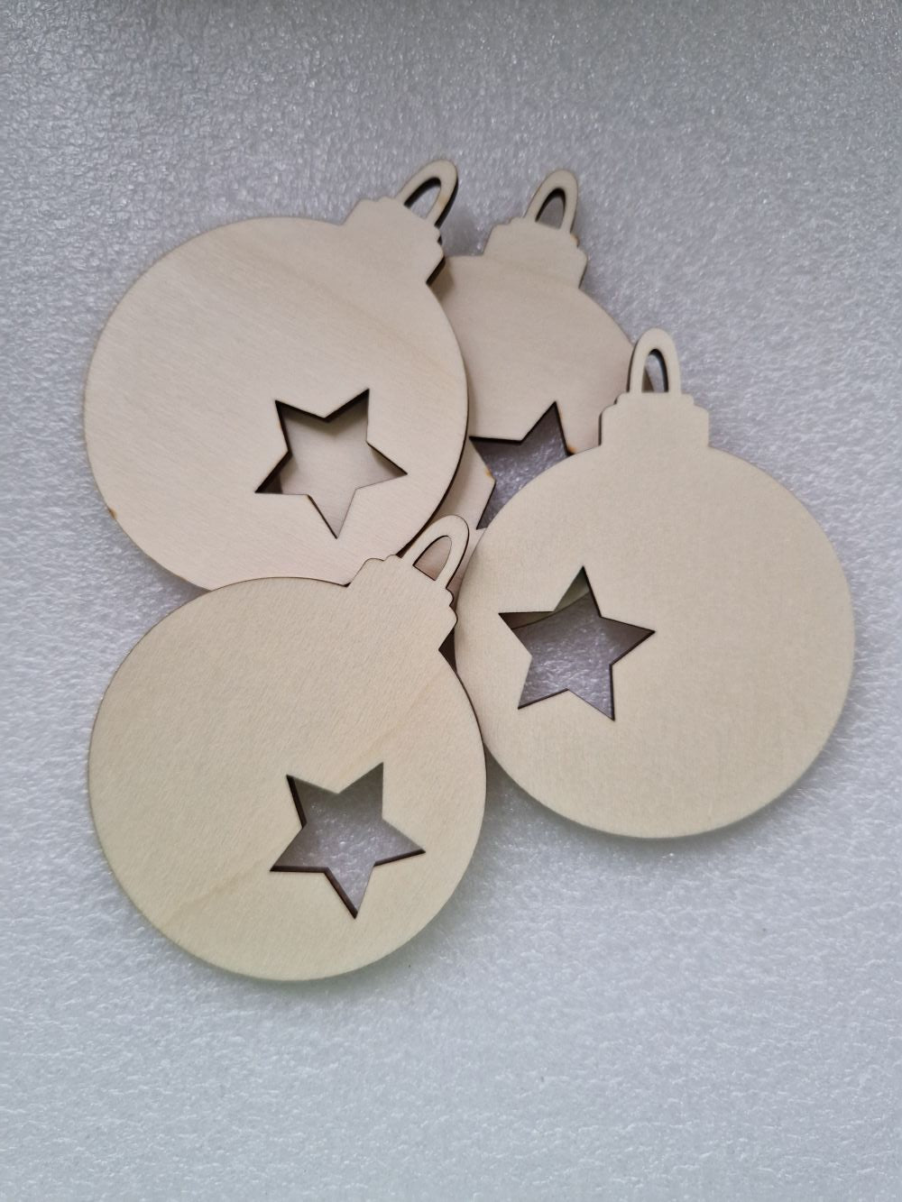 Holz-Christbaumschmuckkugel „Stern“ | 7,5 x 9,5 cm | Lasergeschnittenes Sperrholz zum Bemalen & Basteln