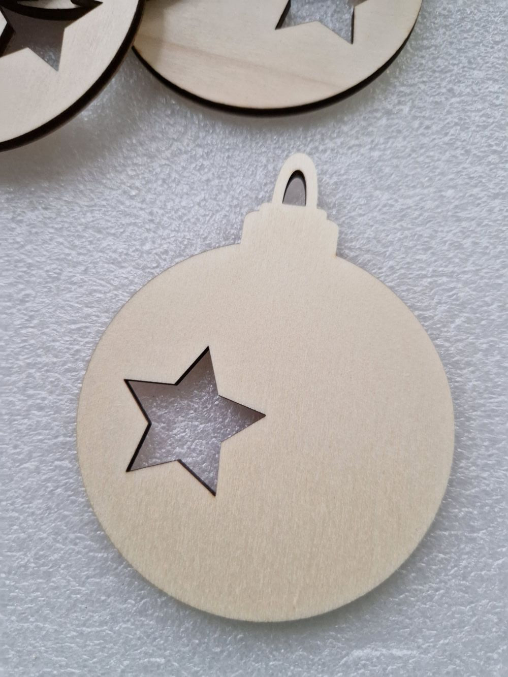 Holz-Christbaumschmuckkugel „Stern“ | 7,5 x 9,5 cm | Lasergeschnittenes Sperrholz zum Bemalen & Basteln