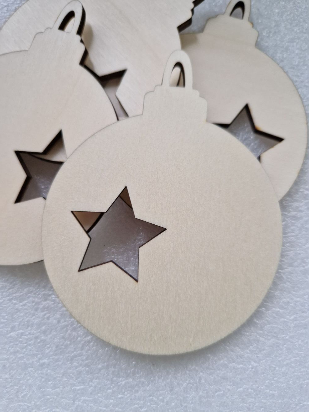 Holz-Christbaumschmuckkugel „Stern“ | 7,5 x 9,5 cm | Lasergeschnittenes Sperrholz zum Bemalen & Basteln