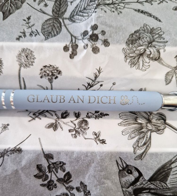 Nahaufnahme der Gravur „Glaub an dich“ auf hochwertigem Metall-Kugelschreiber mit individueller Personalisierung