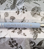 Nahaufnahme der Gravur „Glaub an dich“ auf hochwertigem Metall-Kugelschreiber mit individueller Personalisierung