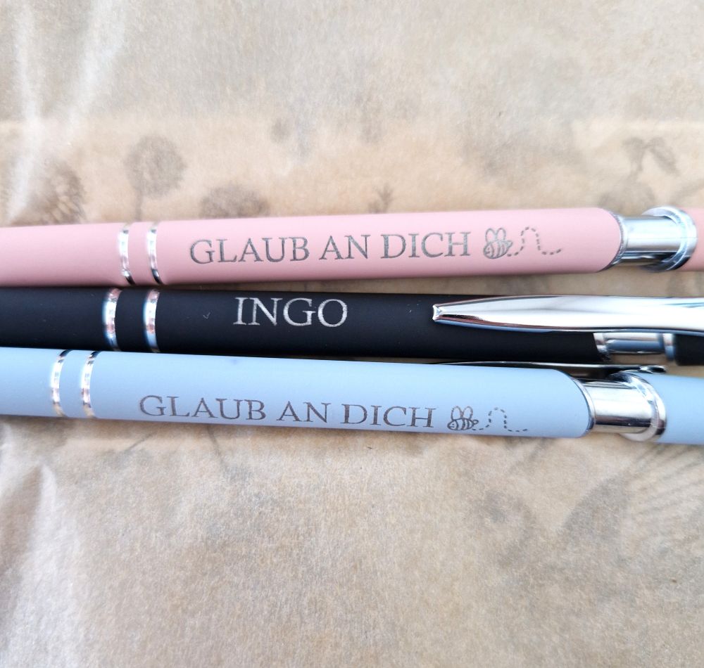 Nahaufnahme der Gravur „Glaub an dich“ auf hochwertigem Metall-Kugelschreiber mit individueller Personalisierung