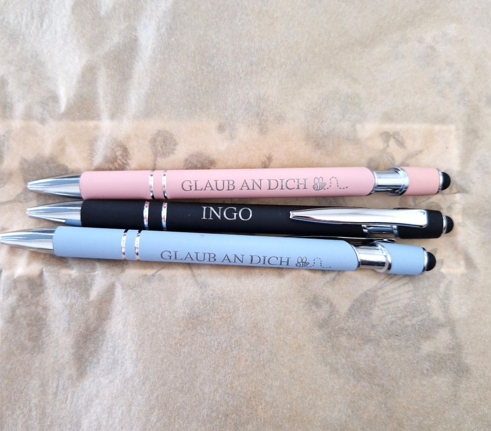 Kugelschreiber „Glaub an dich“ in verschiedenen Morandi-Farben – Rosé, Schwarz und Pastellblau – personalisierbar mit Gravur