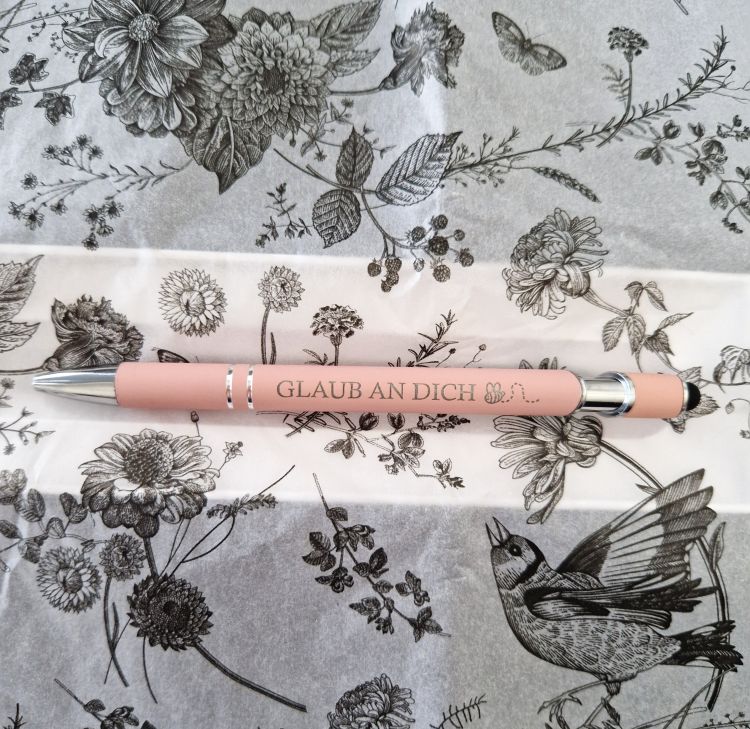 Edler Kugelschreiber „Glaub an dich“ auf Notizbuch – stilvoller Begleiter im Alltag und Büro