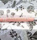 Nahaufnahme der Gravur „Glaub an dich“ auf hochwertigem Metall-Kugelschreiber mit individueller Personalisierung