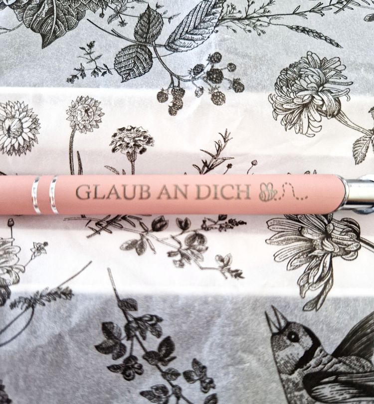 Nahaufnahme der Gravur „Glaub an dich“ auf hochwertigem Metall-Kugelschreiber mit individueller Personalisierung