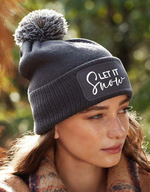 Gemütliche Beanie mit dem Text "Let It Snow" – ein Must-Have für die kalte Jahreszeit.