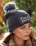 Gemütliche Beanie mit dem Text "Let It Snow" – ein Must-Have für die kalte Jahreszeit.