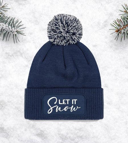 Stylische Mütze mit dem Schriftzug "Let It Snow" – ideal für kalte Winterabende.