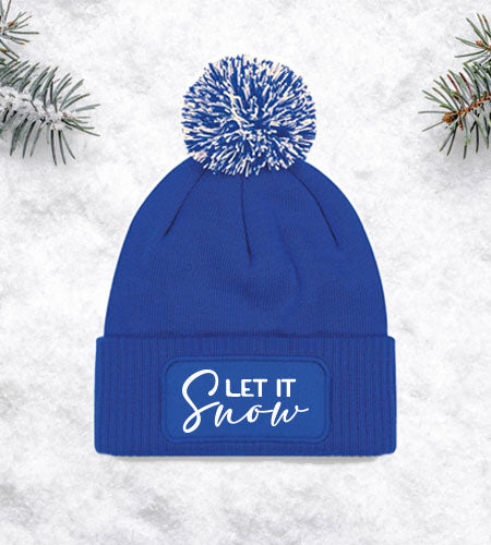 Trendige blaue Mütze mit dem Aufdruck "Let It Snow" – ideal für winterliche Abenteuer und gemütliche Tage.