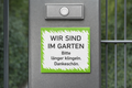 Magnetschild „Wir sind im Garten – bitte länger klingeln“ | 9 × 10 cm | Magnet für Zaun & Haustür