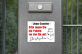 Magnetschild für den Briefkasten mit der Aufschrift „Bitte legen Sie die Pakete vor der Tür ab.“ in der Größe 9x7 cm