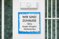 Magnetschild „Wir sind zuhause – bitte länger klingeln“ | 9 × 10 cm | Magnetschild